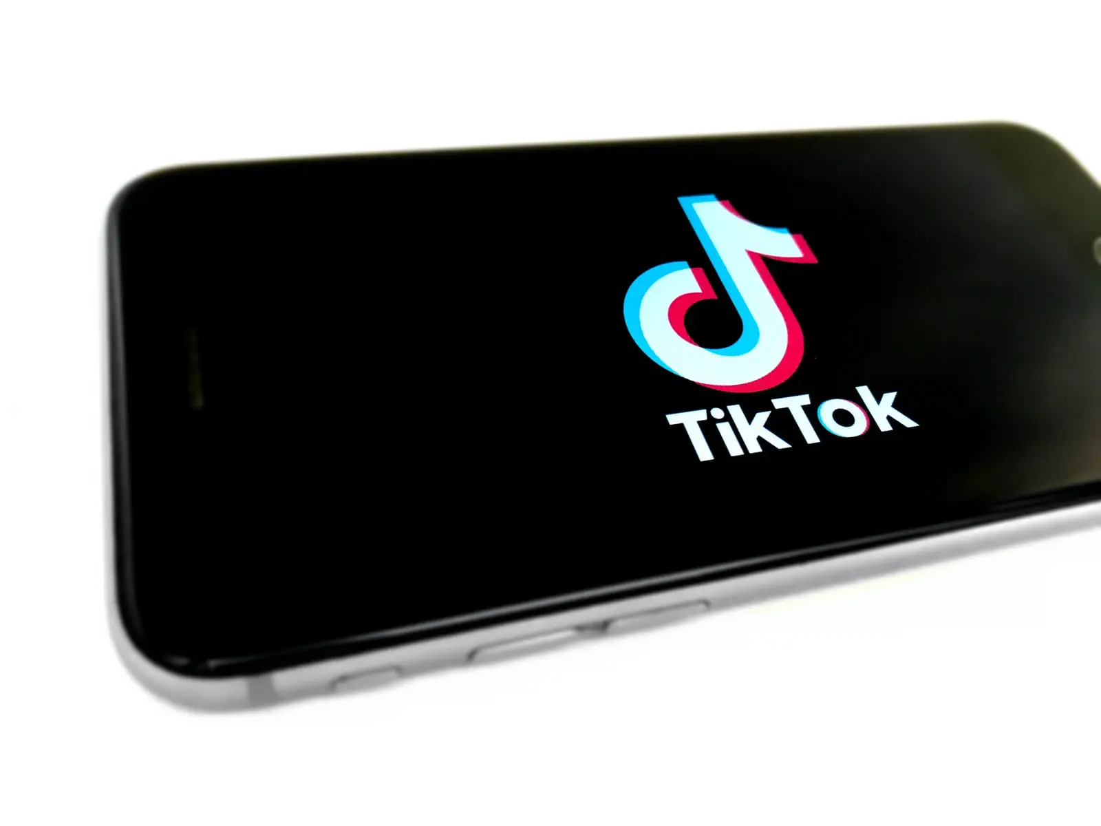 TikTok Rolls Out Multi-Language Caption Control: A Tool for Marketers Worldwide